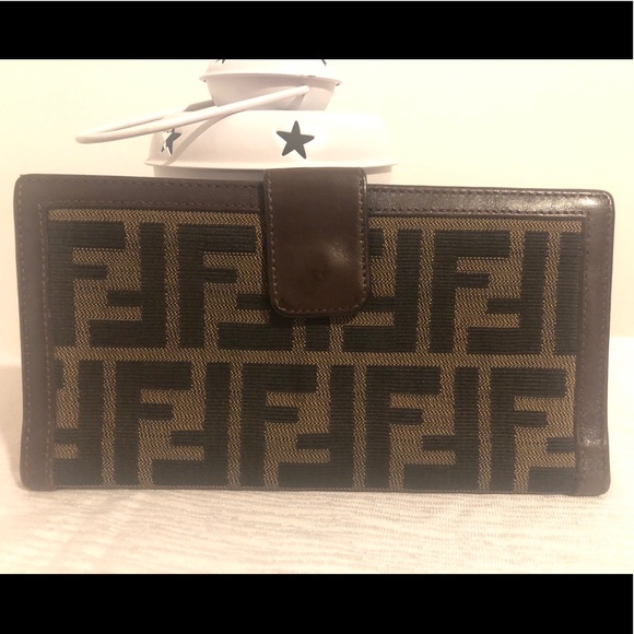 ❌SOLD❌ ✅✅Hot Sale 150$ off PM 🔥🔥 Fendi wallet - Picture 1 of 9